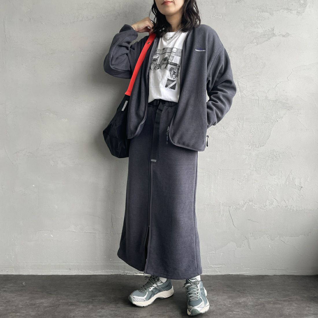 THOUSAND MILE [サウザンド マイル] ニットフリース フロントジップスカート [TM252KF00202] 19 CHARCOA &&モデル身長：160cm 着用サイズ：F&&