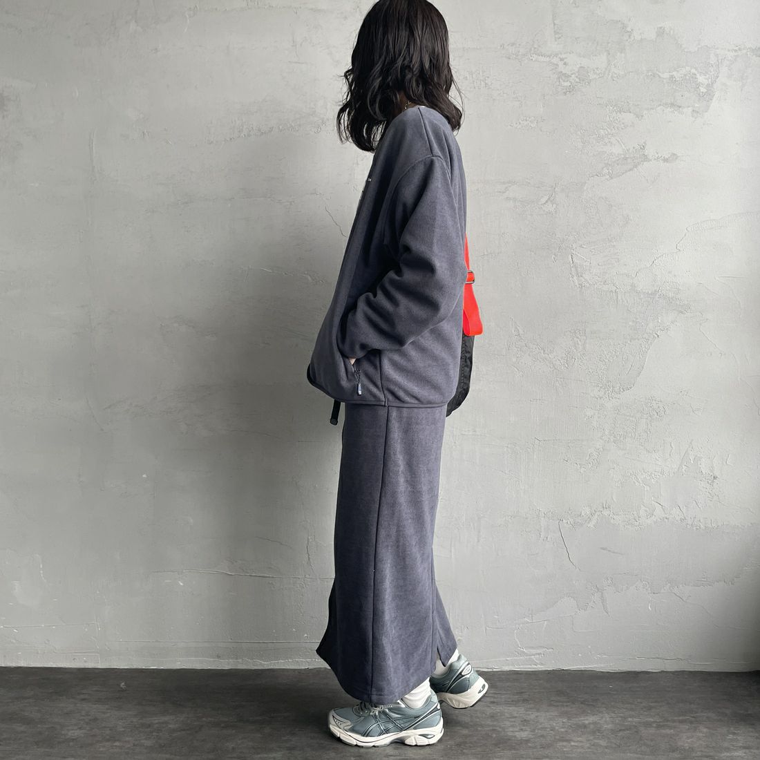 THOUSAND MILE [サウザンド マイル] ニットフリース フロントジップスカート [TM252KF00202] 19 CHARCOA &&モデル身長：160cm 着用サイズ：F&&