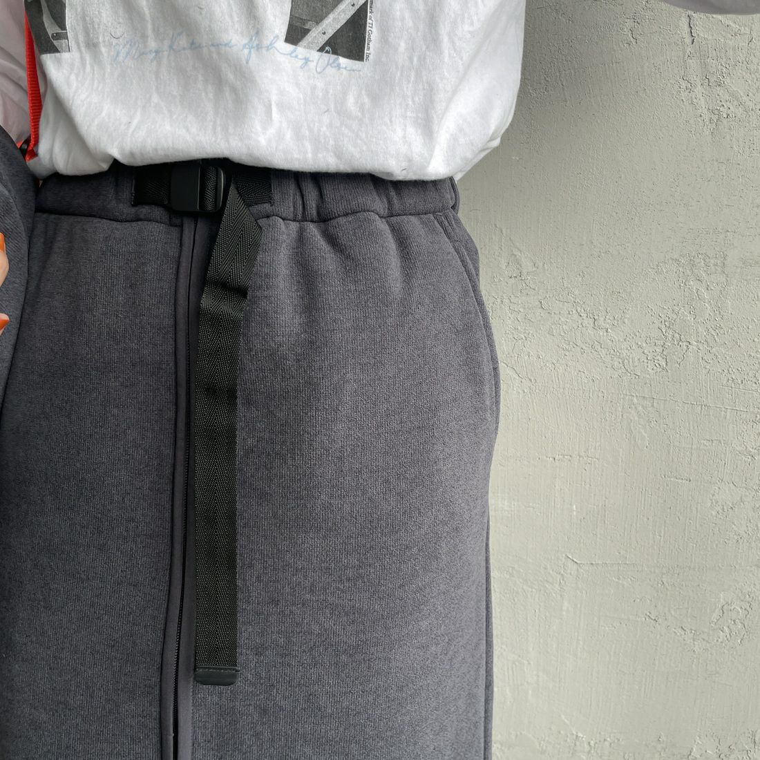 THOUSAND MILE [サウザンド マイル] ニットフリース フロントジップスカート [TM252KF00202] 19 CHARCOA &&モデル身長：160cm 着用サイズ：F&&