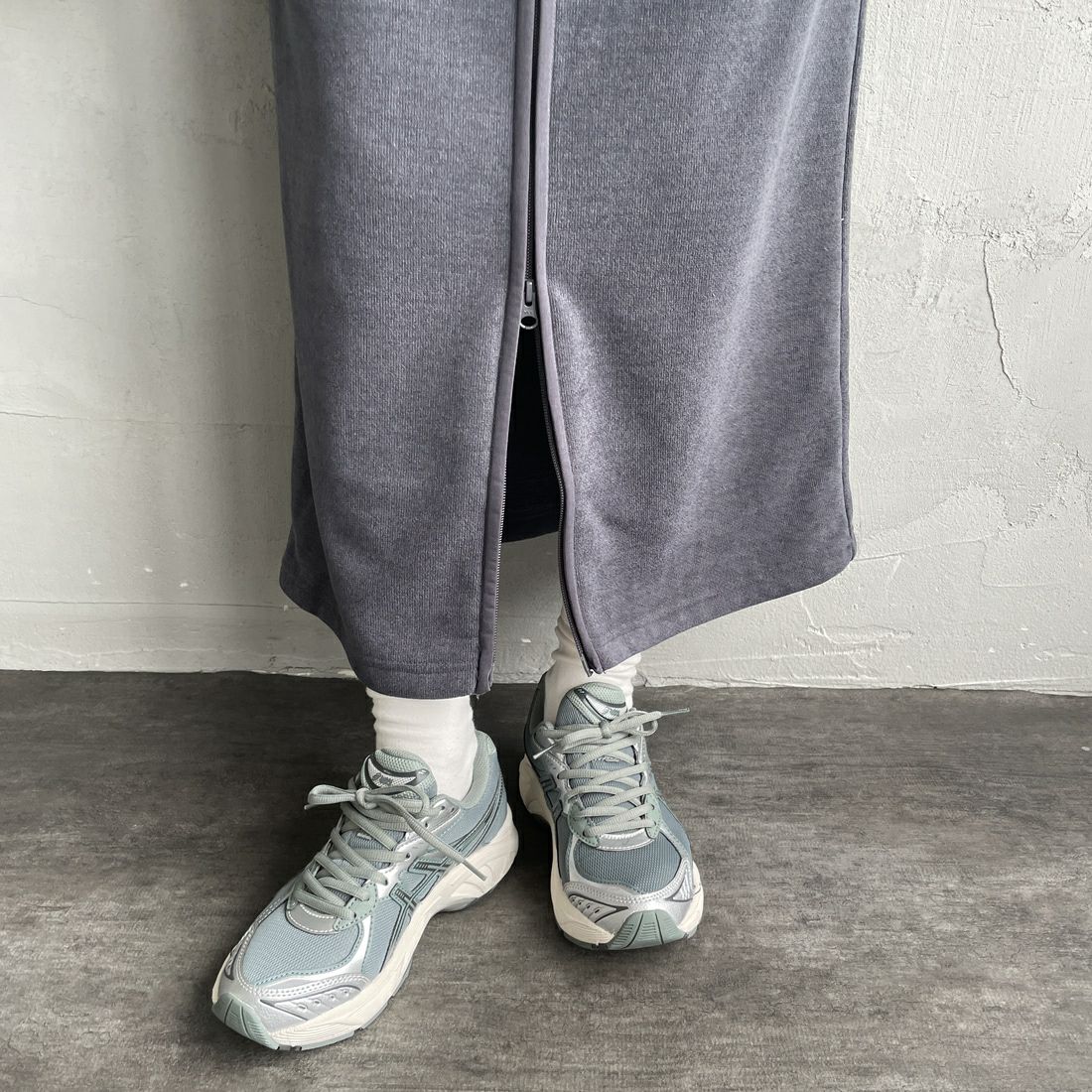 THOUSAND MILE [サウザンド マイル] ニットフリース フロントジップスカート [TM252KF00202] 19 CHARCOA &&モデル身長：160cm 着用サイズ：F&&