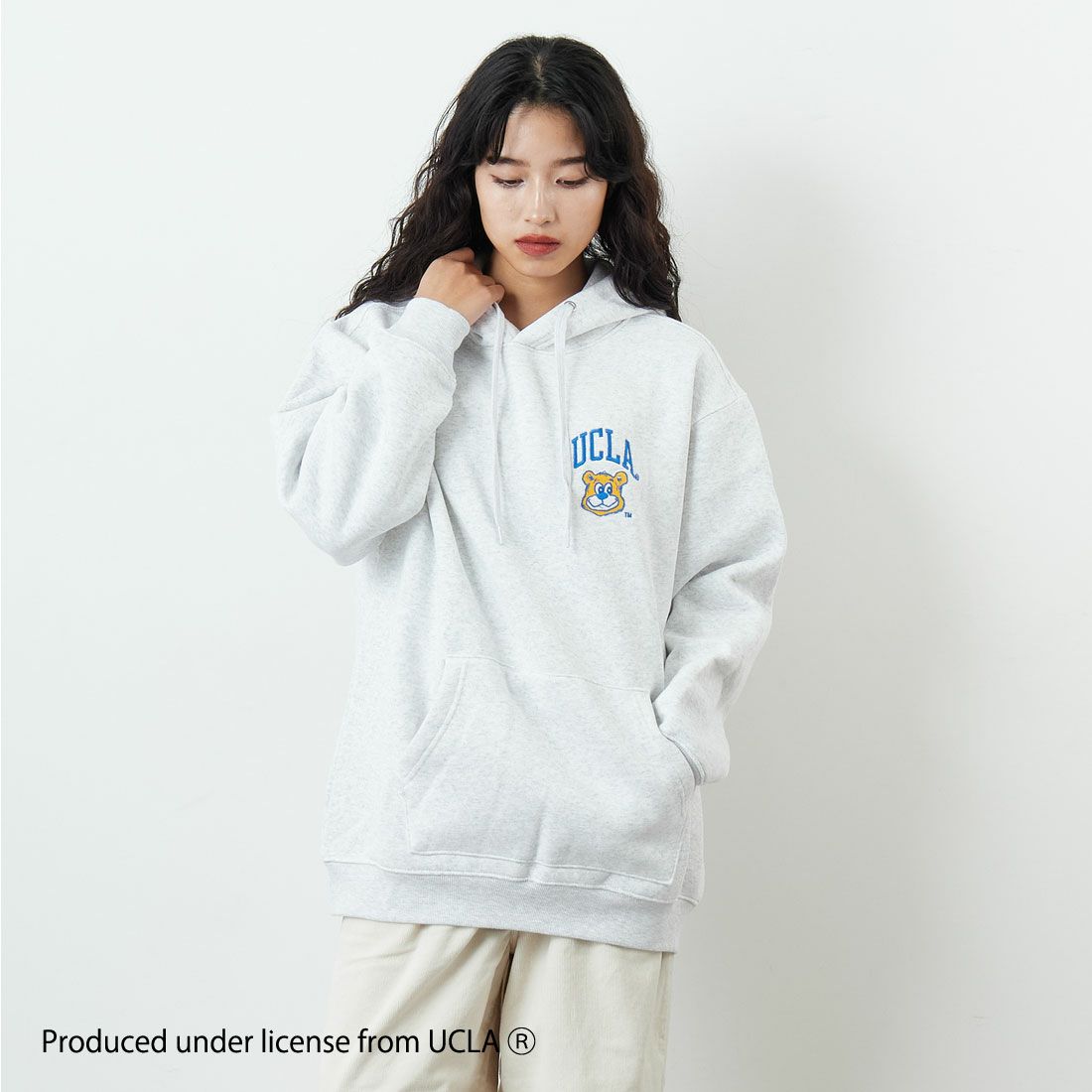 UCLA [ユーシーエルエー] サガラ刺繍ロゴ スウェットパーカー [254AN2PK084] WHT &&モデル身長：162cm 着用サイズ：F&&