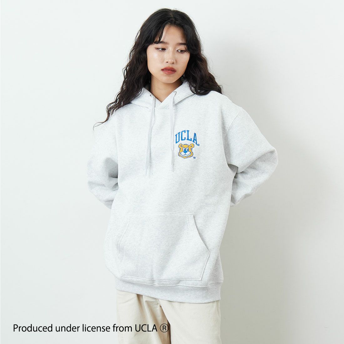 UCLA [ユーシーエルエー] サガラ刺繍ロゴ スウェットパーカー [254AN2PK084] WHT &&モデル身長：162cm 着用サイズ：F&&