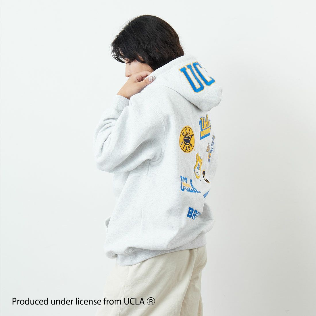 UCLA [ユーシーエルエー] サガラ刺繍ロゴ スウェットパーカー [254AN2PK084] WHT &&モデル身長：162cm 着用サイズ：F&&