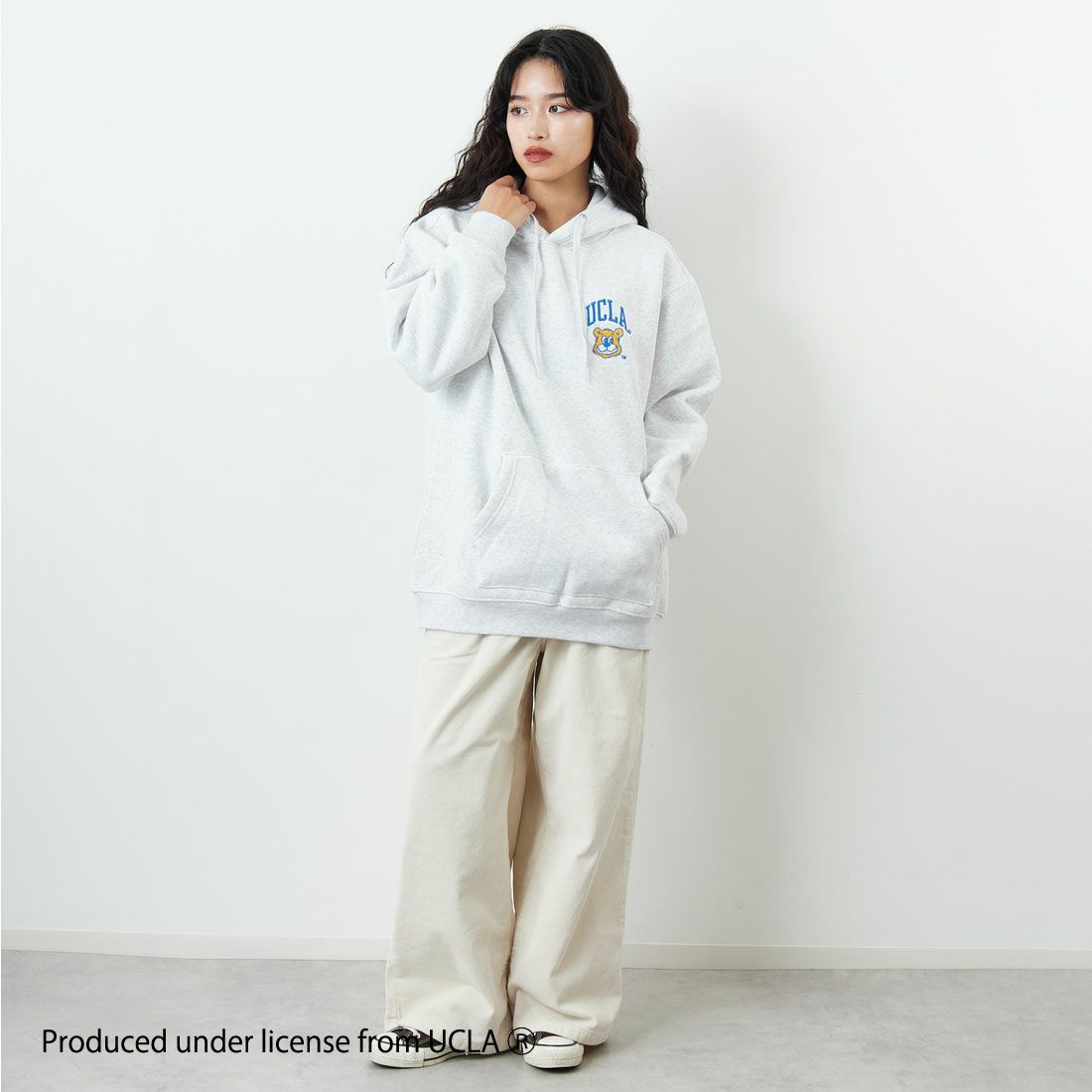 UCLA [ユーシーエルエー] サガラ刺繍ロゴ スウェットパーカー [254AN2PK084] WHT &&モデル身長：162cm 着用サイズ：F&&