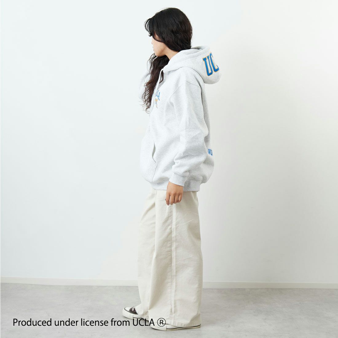UCLA [ユーシーエルエー] サガラ刺繍ロゴ スウェットパーカー [254AN2PK084] WHT &&モデル身長：162cm 着用サイズ：F&&