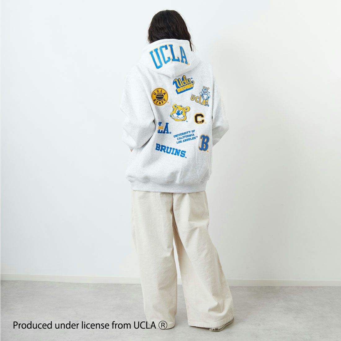 UCLA [ユーシーエルエー] サガラ刺繍ロゴ スウェットパーカー [254AN2PK084] WHT &&モデル身長：162cm 着用サイズ：F&&
