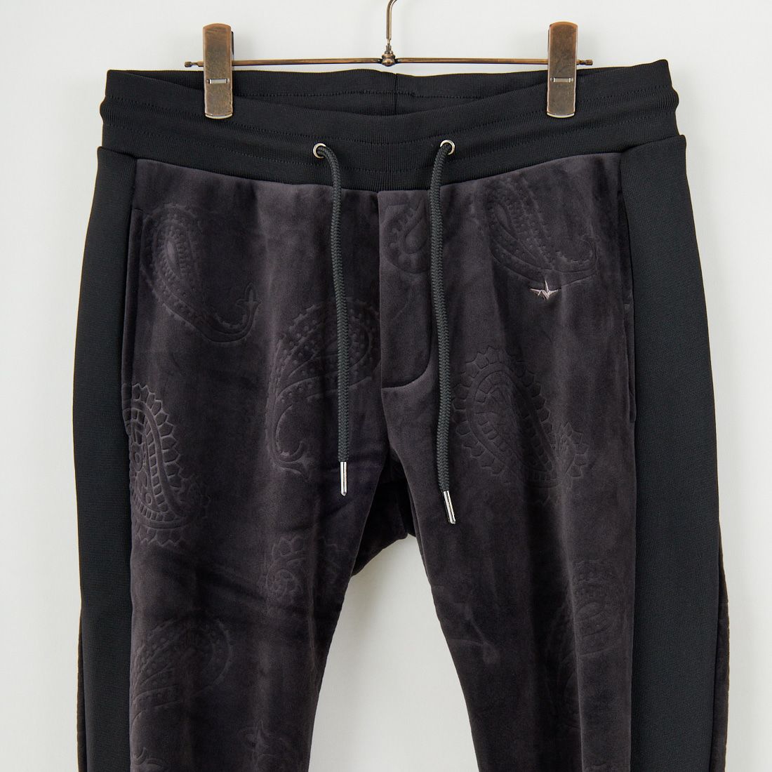 1PIU1UGUALE3 RELAX [ウノ ピゥ ウノ ウグァーレ トレ] ペイズリーベロアジョガーパンツ [USB-25098] SN90 BLACK