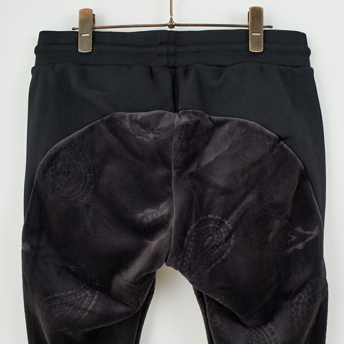 1PIU1UGUALE3 RELAX [ウノ ピゥ ウノ ウグァーレ トレ] ペイズリーベロアジョガーパンツ [USB-25098] SN90 BLACK