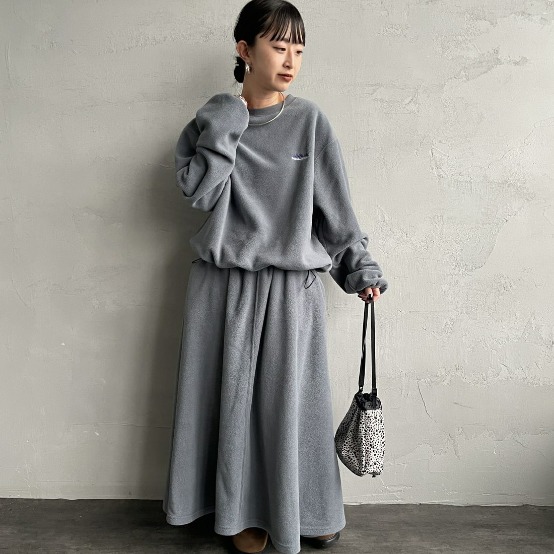 THOUSAND MILE [サウザンド マイル] クルーネックロングスリーブTシャツ&スカートセット [TM252FL00432] 15 CHARCOA &&モデル身長：150cm 着用サイズ：F&&