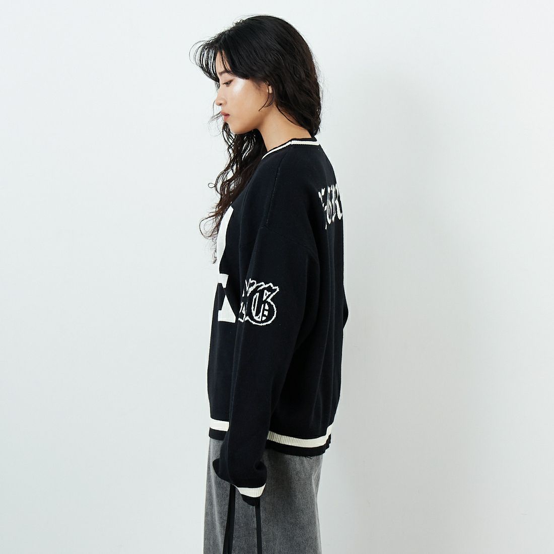 X-girl [エックスガール] ナンバリングジャガードニット [105254015005] BLACK &&モデル身長：162cm 着用サイズ：ONE SIZE&&