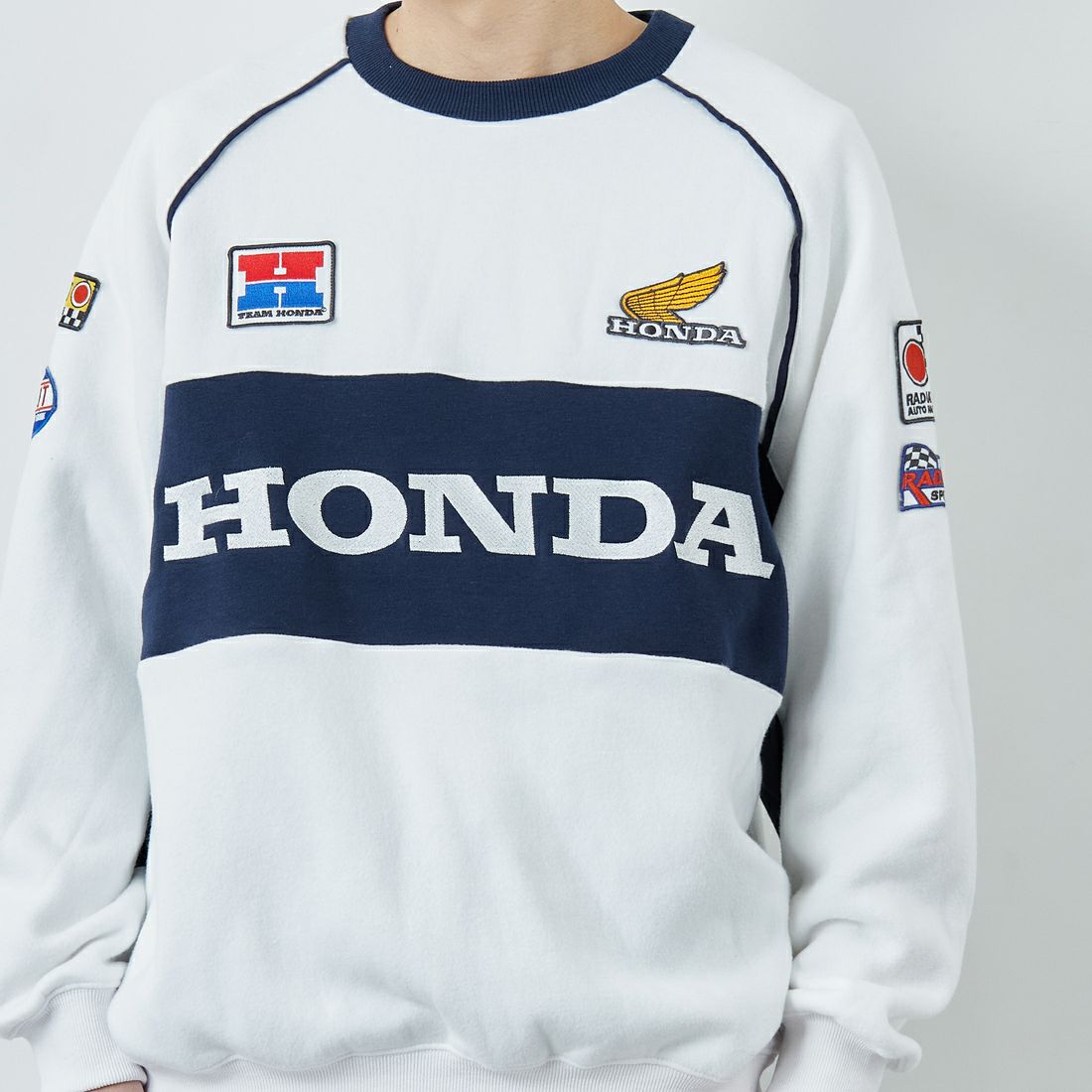 HONDA × JEANSFACTORY [ホンダ × ジーンズファクトリー] レーシングスウェット [JFC-254-088] WHITE &&モデル身長：168cm 着用サイズ：M&&