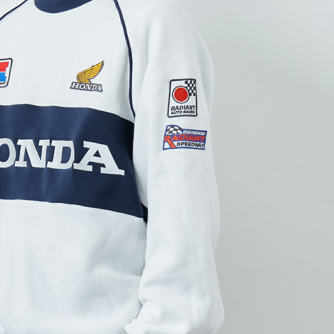 HONDA × JEANSFACTORY [ホンダ × ジーンズファクトリー] レーシングスウェット [JFC-254-088] WHITE &&モデル身長：168cm 着用サイズ：M&&
