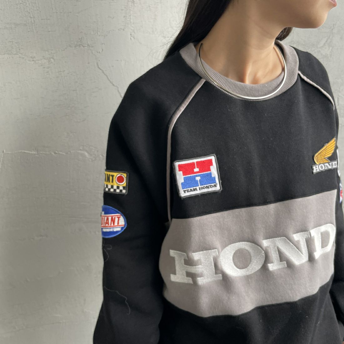 HONDA × JEANSFACTORY [ホンダ × ジーンズファクトリー] レーシングスウェット [JFC-254-088] BLACK &&モデル身長：150cm 着用サイズ：S&&