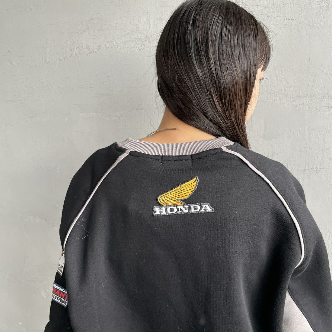 HONDA × JEANSFACTORY [ホンダ × ジーンズファクトリー] レーシングスウェット [JFC-254-088] BLACK &&モデル身長：150cm 着用サイズ：S&&