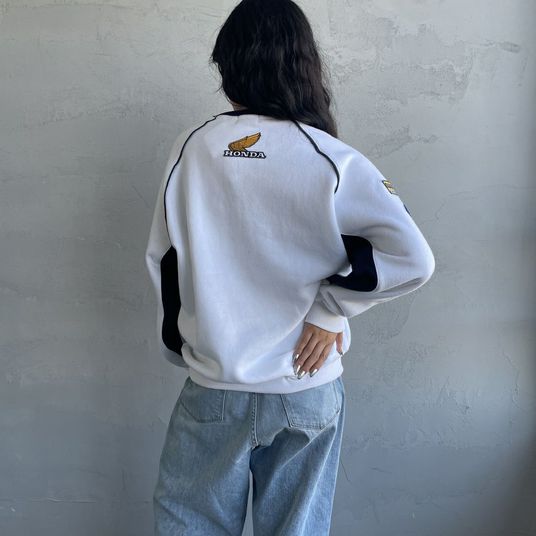 HONDA × JEANSFACTORY [ホンダ × ジーンズファクトリー] レーシングスウェット [JFC-254-088] WHITE &&モデル身長：162cm 着用サイズ：S&&