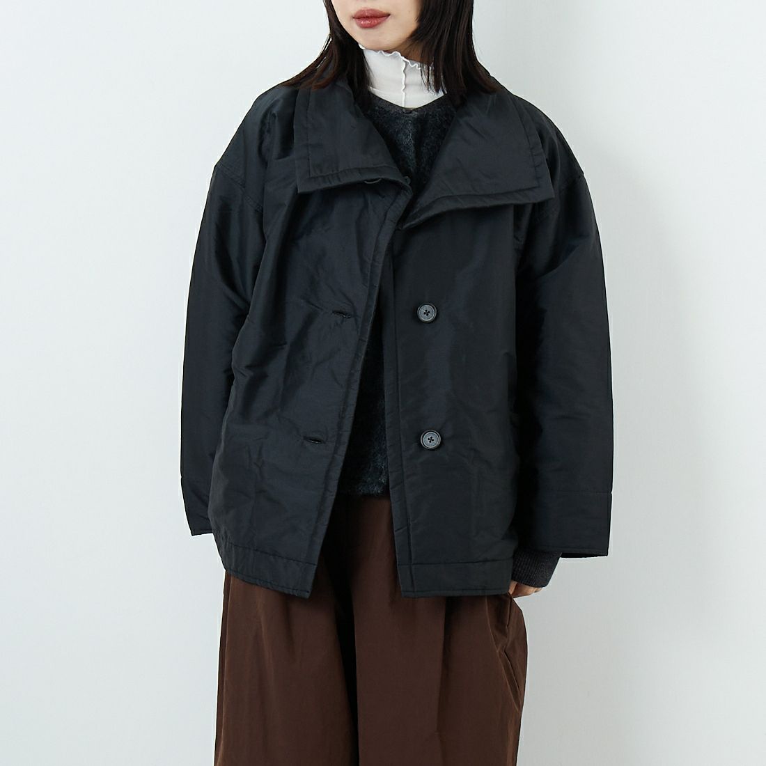 soil [ソイル] パデッドポリエステル ハイカラージャケット [NSL25521] 9900 BLACK &&モデル身長：162cm 着用サイズ：1&&