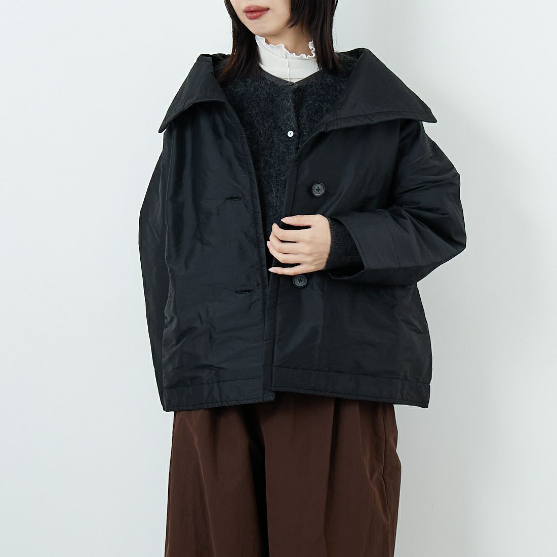 soil [ソイル] パデッドポリエステル ハイカラージャケット [NSL25521] 9900 BLACK &&モデル身長：162cm 着用サイズ：1&&