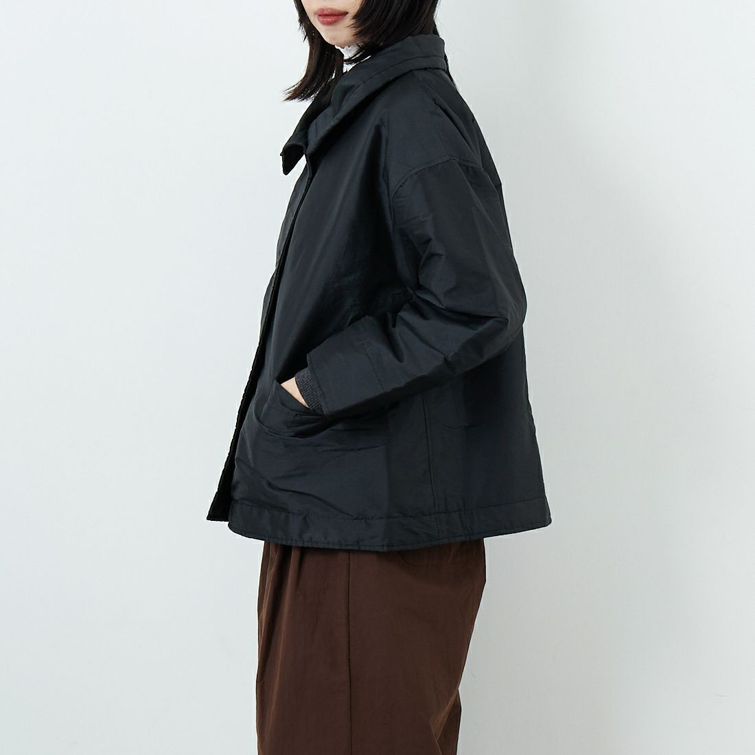 soil [ソイル] パデッドポリエステル ハイカラージャケット [NSL25521] 9900 BLACK &&モデル身長：162cm 着用サイズ：1&&