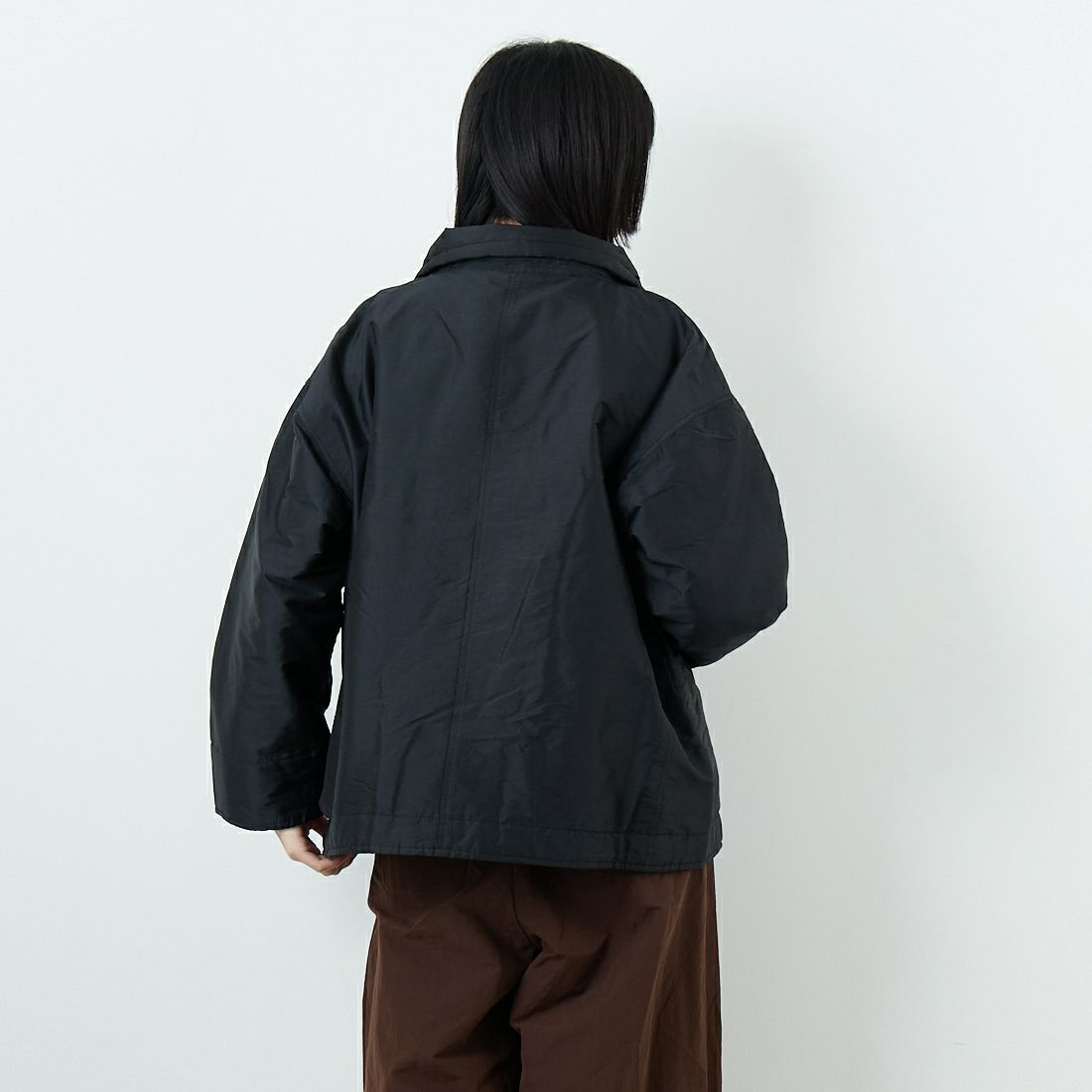 soil [ソイル] パデッドポリエステル ハイカラージャケット [NSL25521] 9900 BLACK &&モデル身長：162cm 着用サイズ：1&&