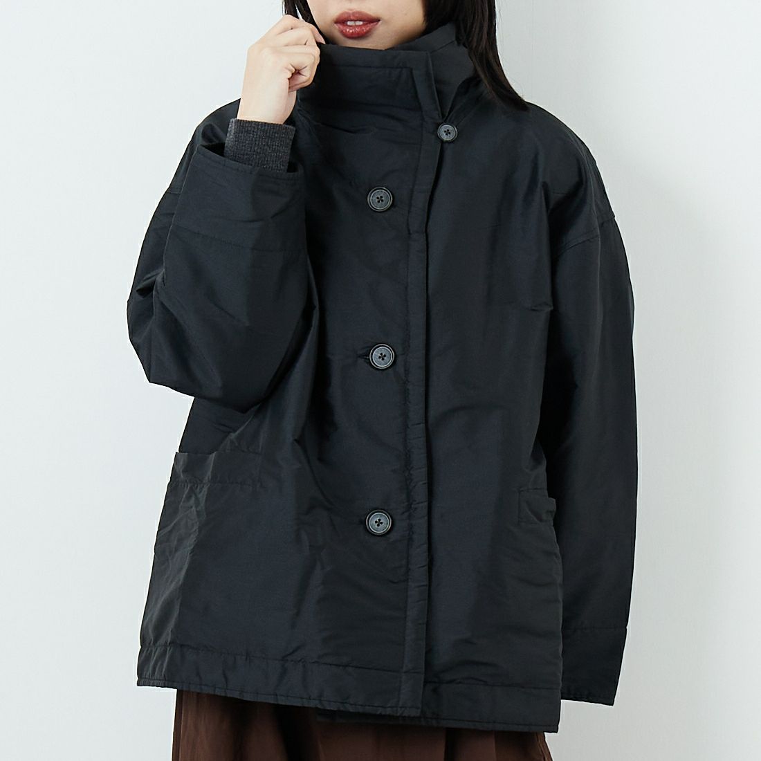 soil [ソイル] パデッドポリエステル ハイカラージャケット [NSL25521] 9900 BLACK &&モデル身長：162cm 着用サイズ：1&&