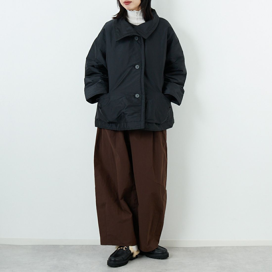 soil [ソイル] パデッドポリエステル ハイカラージャケット [NSL25521] 9900 BLACK &&モデル身長：162cm 着用サイズ：1&&