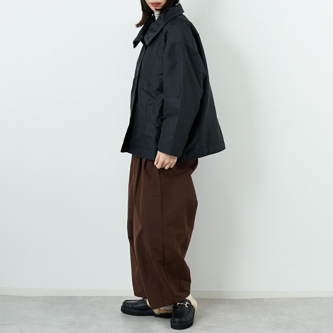 soil [ソイル] パデッドポリエステル ハイカラージャケット [NSL25521] 9900 BLACK &&モデル身長：162cm 着用サイズ：1&&