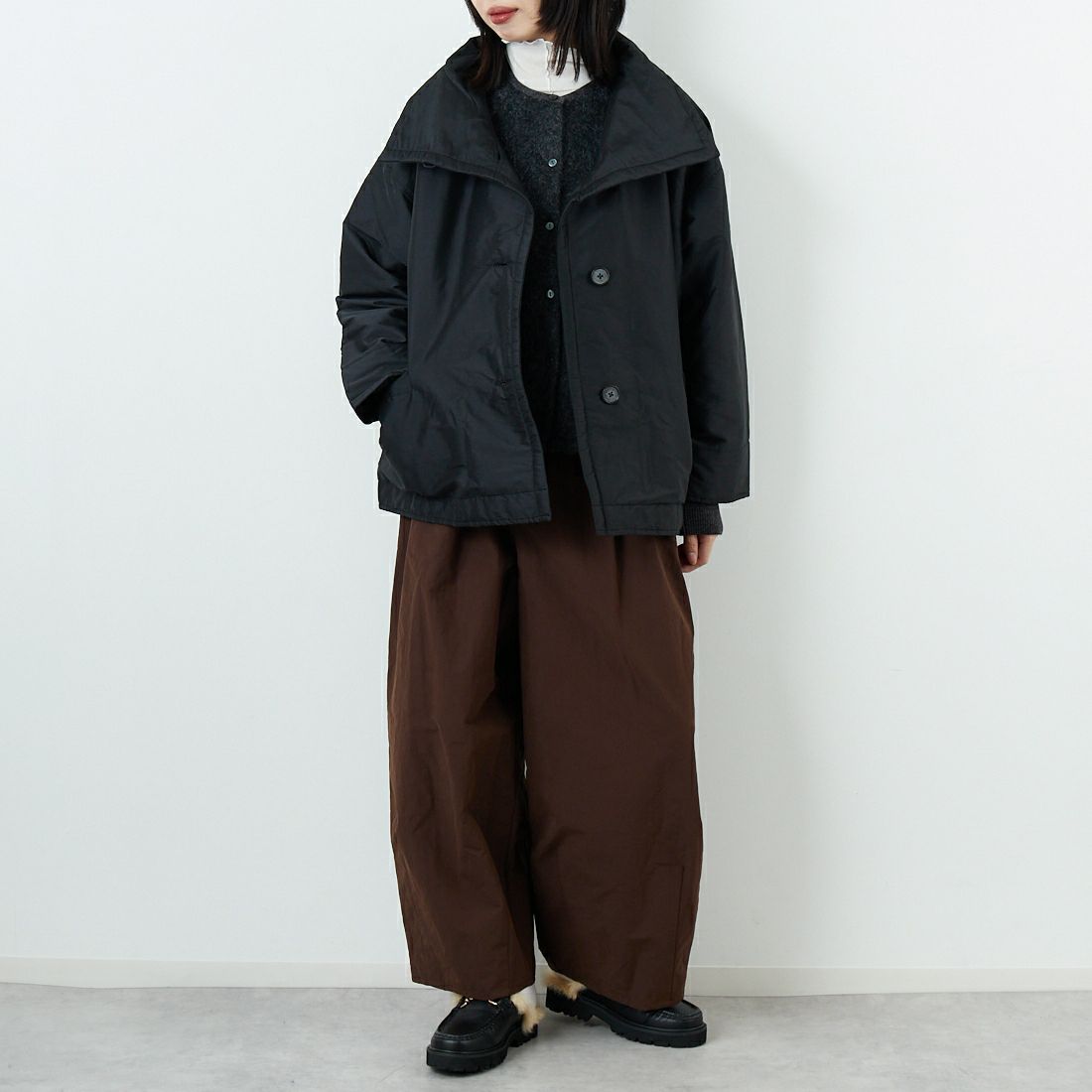 soil [ソイル] パデッドポリエステル ハイカラージャケット [NSL25521] 9900 BLACK &&モデル身長：162cm 着用サイズ：1&&