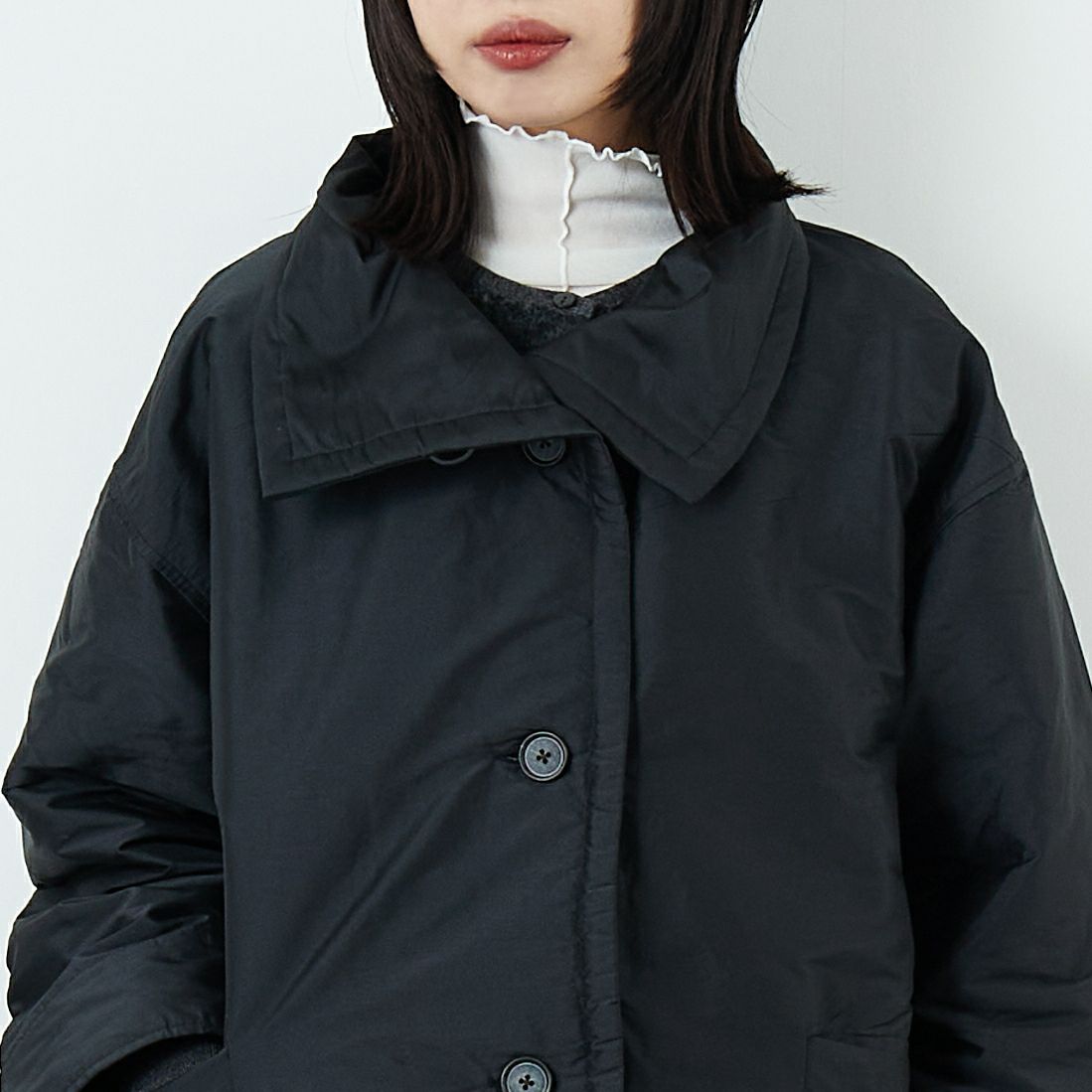 soil [ソイル] パデッドポリエステル ハイカラージャケット [NSL25521] 9900 BLACK &&モデル身長：162cm 着用サイズ：1&&