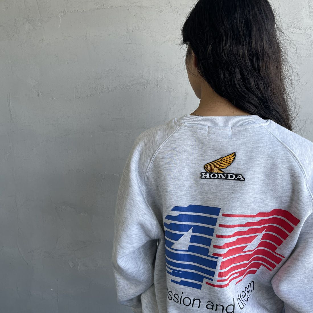 HONDA × JEANSFACTORY [ホンダ × ジーンズファクトリー] レーシングスウェット [JFC-254-089] GREY &&モデル身長：162cm 着用サイズ：S&&