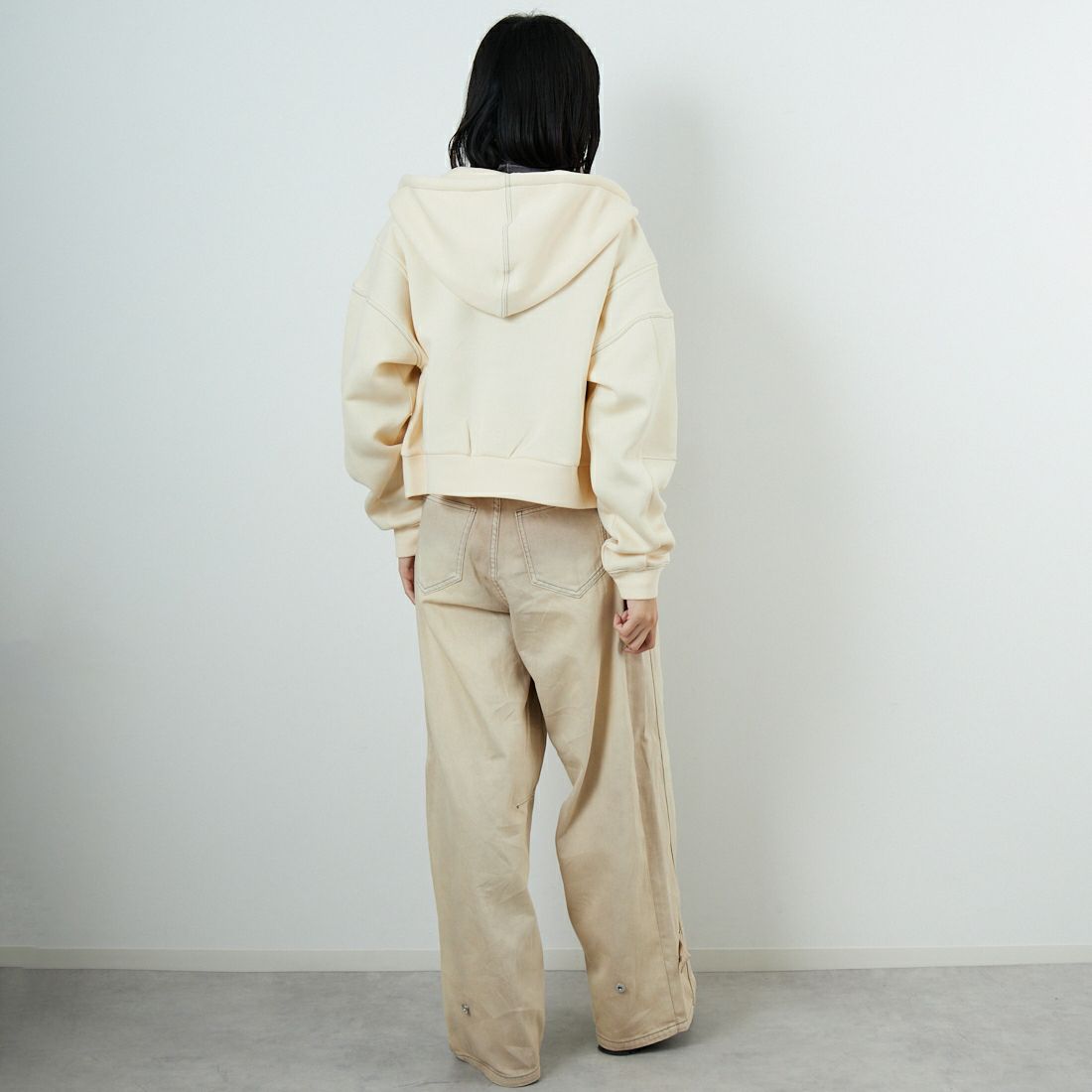 MAISON SPECIAL [メゾンスペシャル] ダンボールフーディ [21252415705] O.WHT &&モデル身長：162cm 着用サイズ：F&&