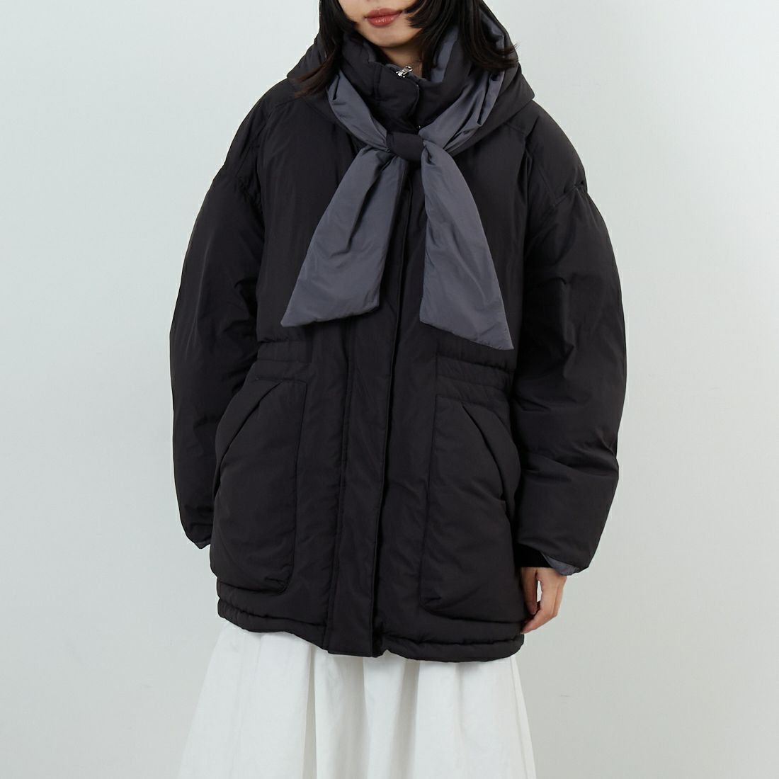 MAISON SPECIAL [メゾンスペシャル] フーディマフラーミドルダウンコート [21252216002] BLK &&モデル身長：162cm 着用サイズ：F&&