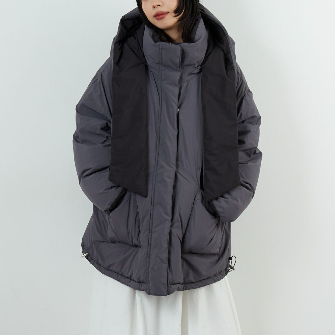 MAISON SPECIAL [メゾンスペシャル] フーディマフラーミドルダウンコート [21252216002] BLK &&モデル身長：162cm 着用サイズ：F&&