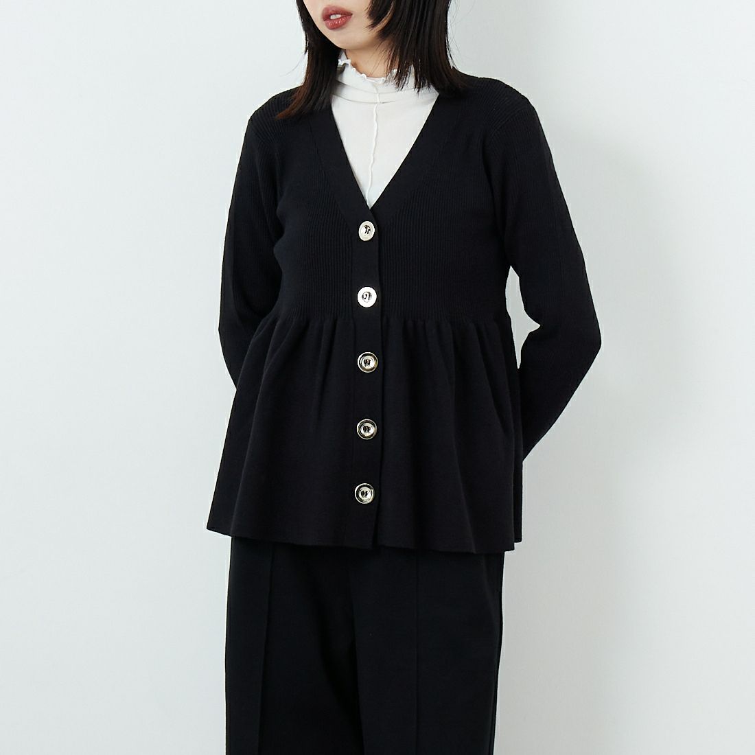 TORRAZZO DONNA [トラッゾドンナ] リブニットフレアカーディガン [6263-506] 19 BLACK &&モデル身長：162cm 着用サイズ：F&&