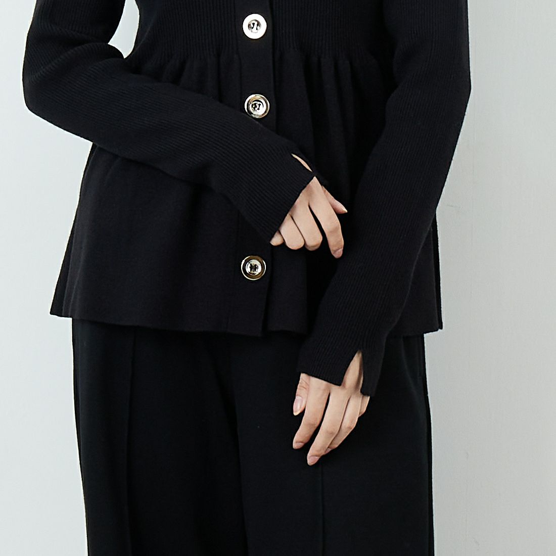 TORRAZZO DONNA [トラッゾドンナ] リブニットフレアカーディガン [6263-506] 19 BLACK &&モデル身長：162cm 着用サイズ：F&&