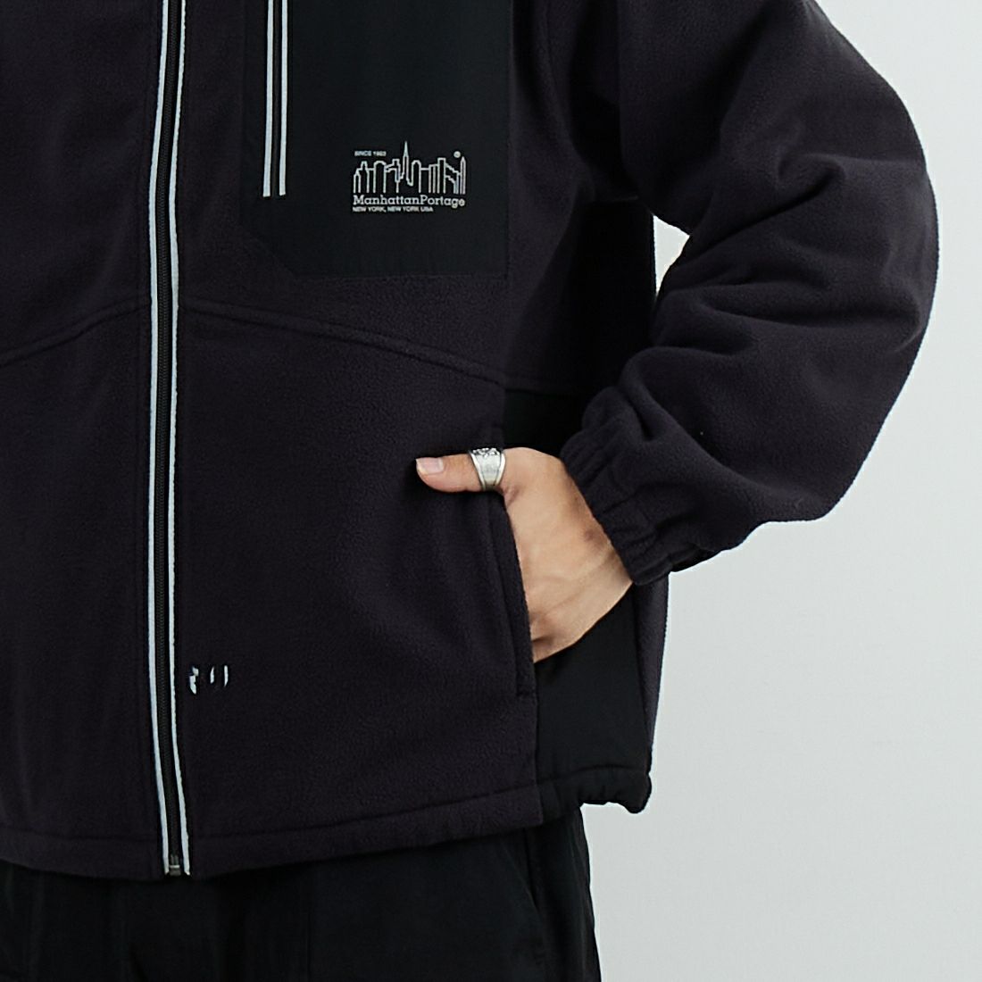 MANHATTAN PORTAGE [マンハッタンポーテージ] スタンドブルゾン [25FW-MP-M622] 09 BLACK &&モデル身長：179cm 着用サイズ：M&&