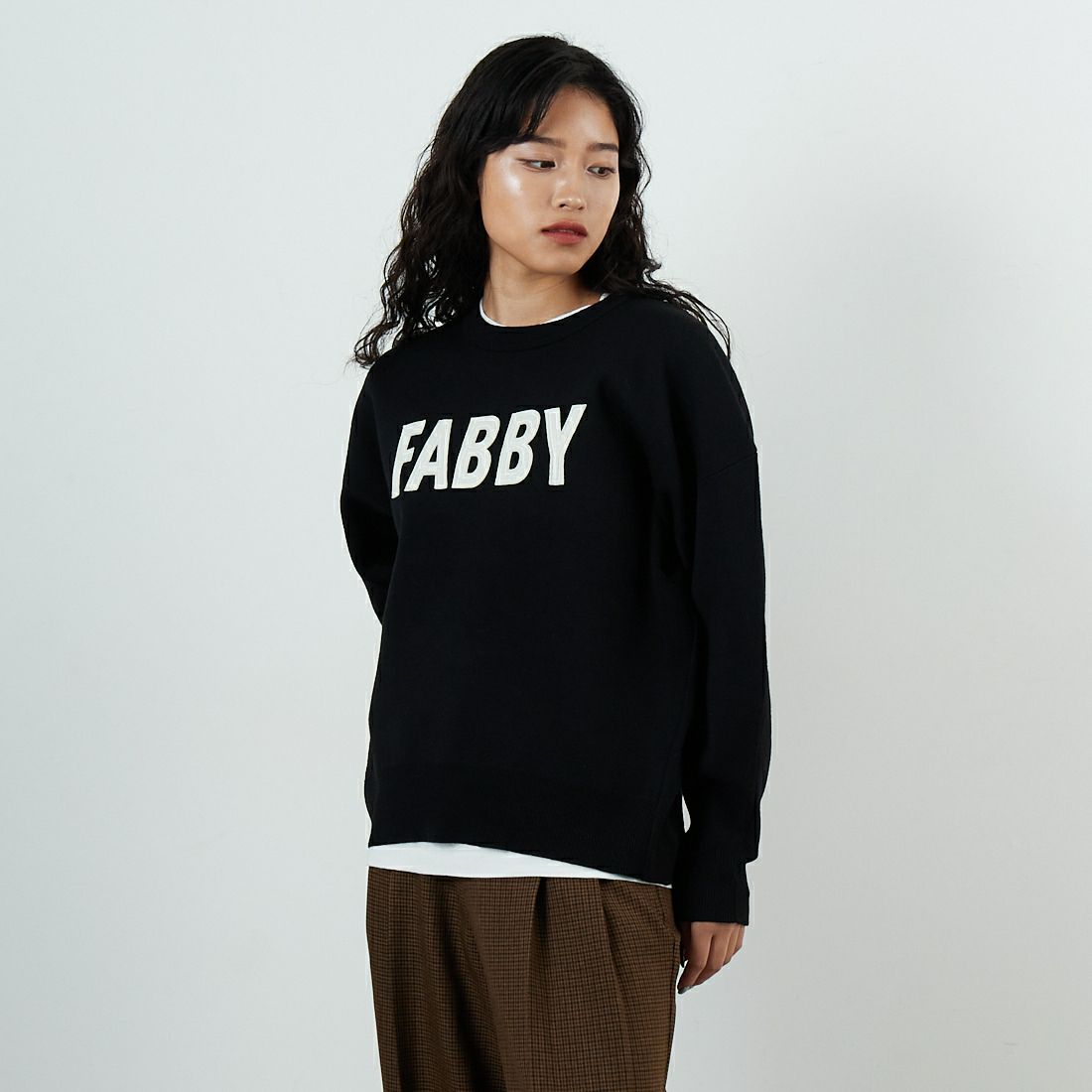 DIGNITE COLLIER [ディニテコリエ] フェルトロゴニットプルオーバー [80256324] 004 ﾌﾞﾗｯｸ &&モデル身長：162cm 着用サイズ：F&&