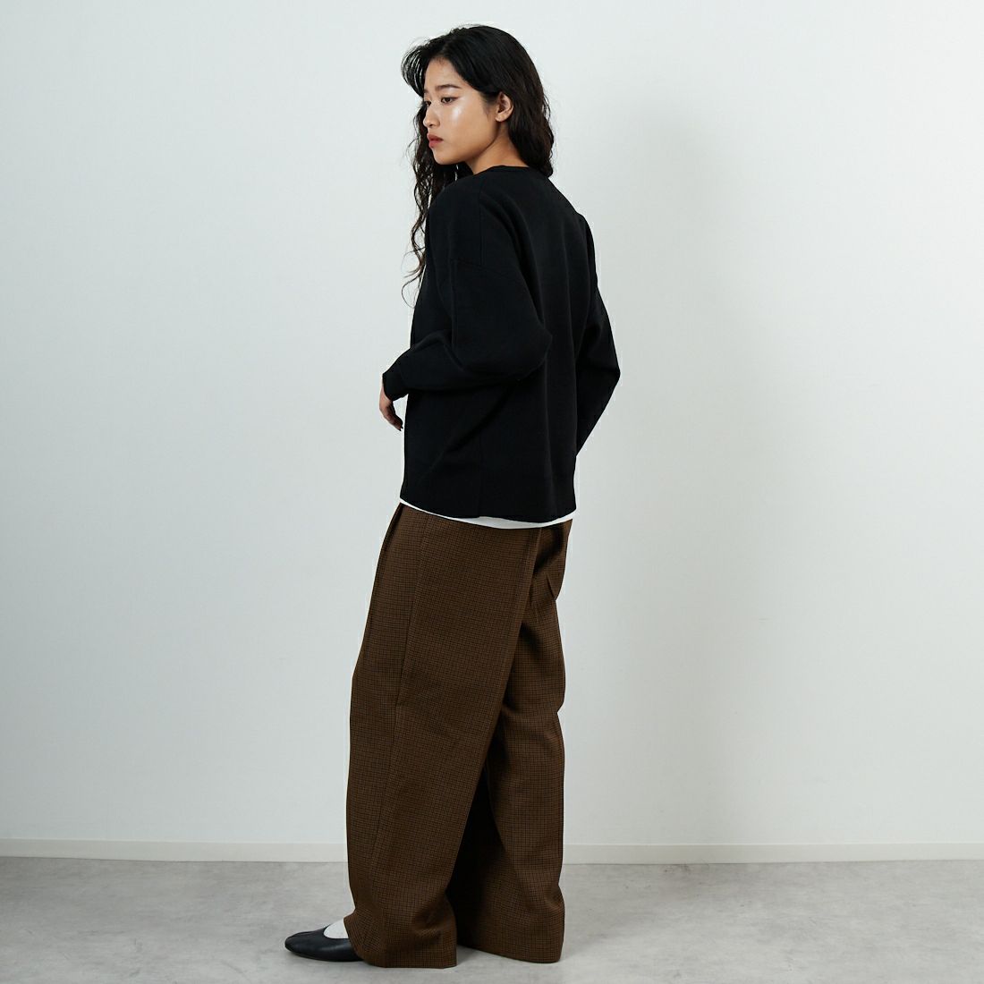 DIGNITE COLLIER [ディニテコリエ] フェルトロゴニットプルオーバー [80256324] 004 ﾌﾞﾗｯｸ &&モデル身長：162cm 着用サイズ：F&&