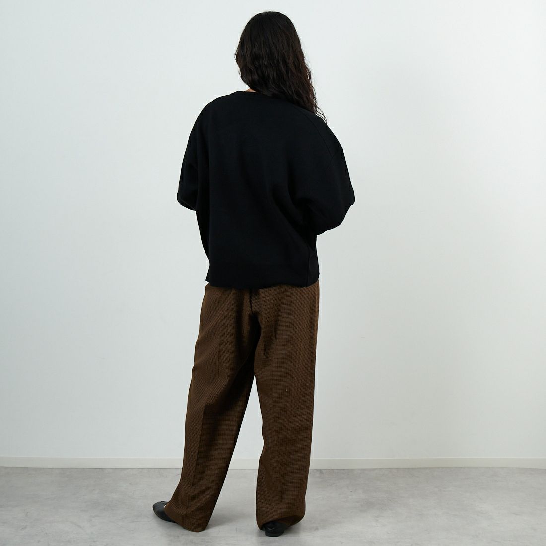 DIGNITE COLLIER [ディニテコリエ] フェルトロゴニットプルオーバー [80256324] 004 ﾌﾞﾗｯｸ &&モデル身長：162cm 着用サイズ：F&&