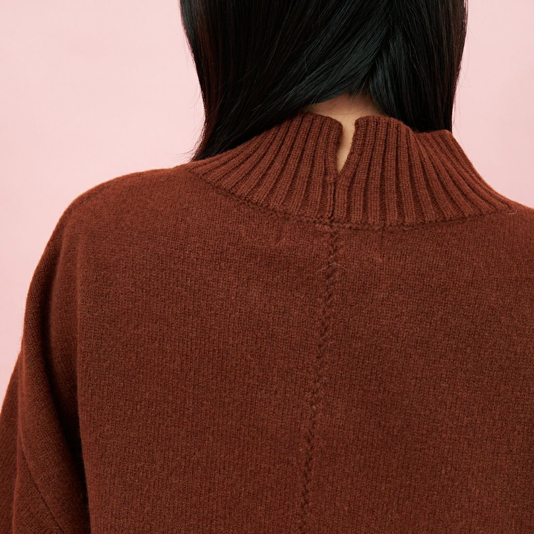 USINE [ユジーヌ] バックネックスリットニット [11256835] BROWN &&モデル身長：162cm 着用サイズ：F&&