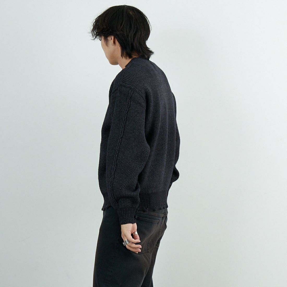 SLICK [スリック] マイクロヤーン クルーネックダメージニット [5151066] 700 BLACK &&モデル身長：179cm 着用サイズ：1&&