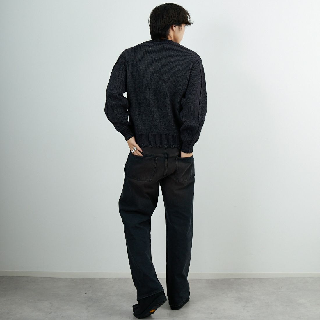 SLICK [スリック] マイクロヤーン クルーネックダメージニット [5151066] 700 BLACK &&モデル身長：179cm 着用サイズ：1&&