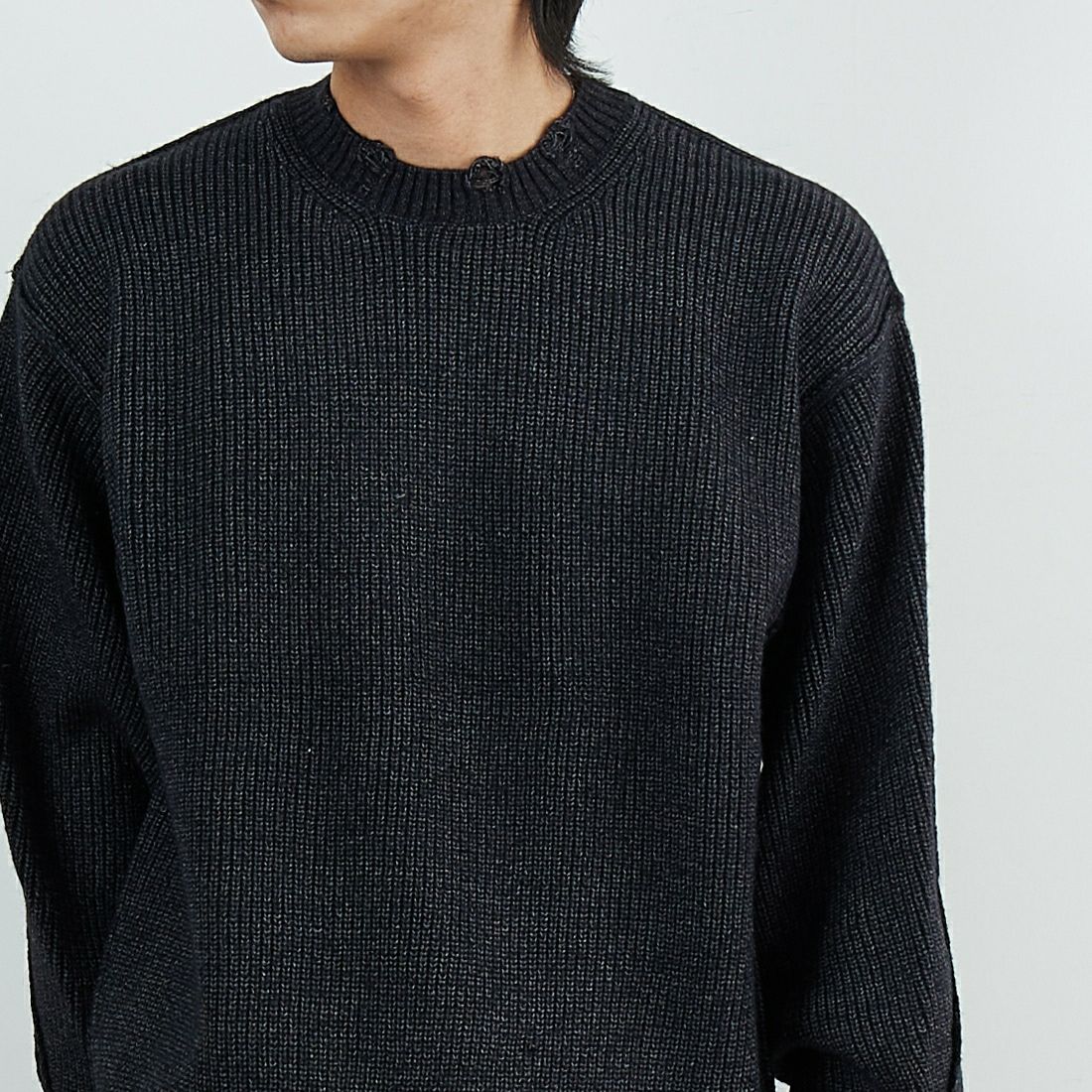 SLICK [スリック] マイクロヤーン クルーネックダメージニット [5151066] 700 BLACK &&モデル身長：179cm 着用サイズ：1&&