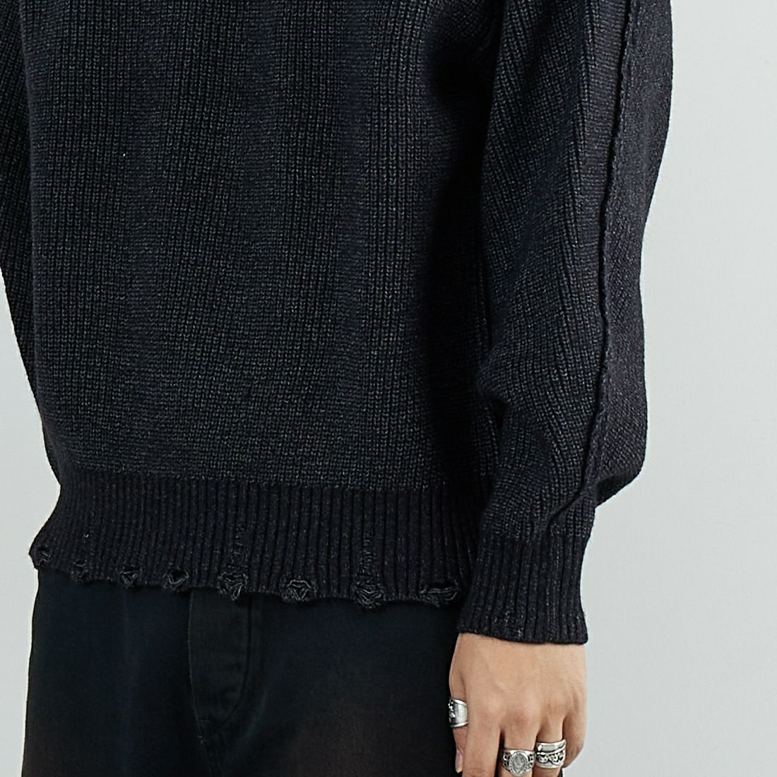 SLICK [スリック] マイクロヤーン クルーネックダメージニット [5151066] 700 BLACK &&モデル身長：179cm 着用サイズ：1&&