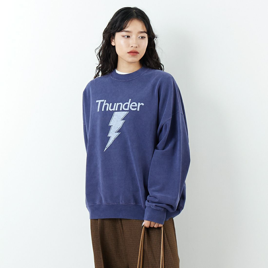 REMI RELIEF [レミレリーフ] 別注 SP加工 ダメージクルーネックスウェット [RN29373273-JF] NAVY &&モデル身長：162cm 着用サイズ：M&&