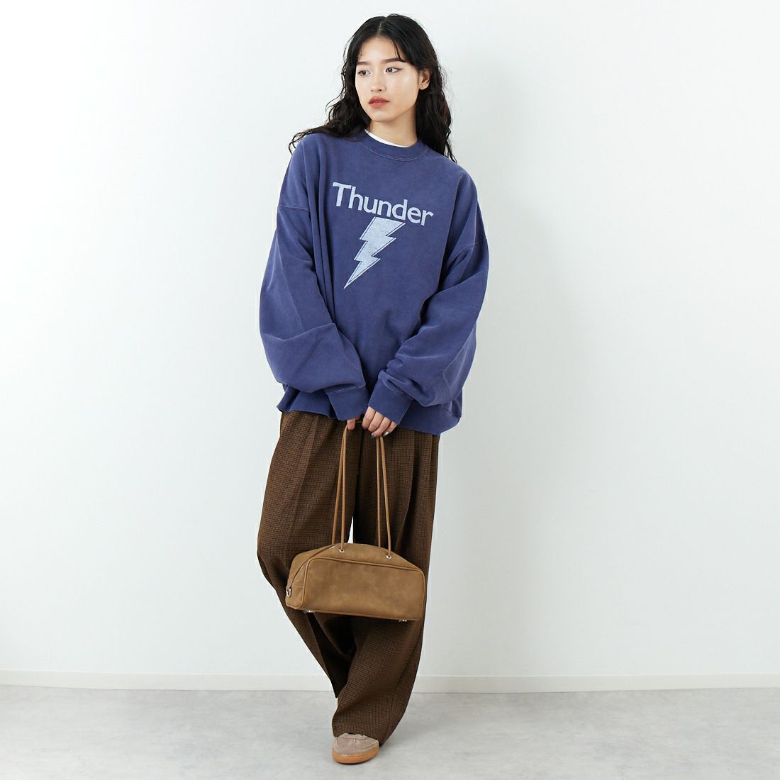 REMI RELIEF [レミレリーフ] 別注 SP加工 ダメージクルーネックスウェット [RN29373273-JF] NAVY &&モデル身長：162cm 着用サイズ：M&&