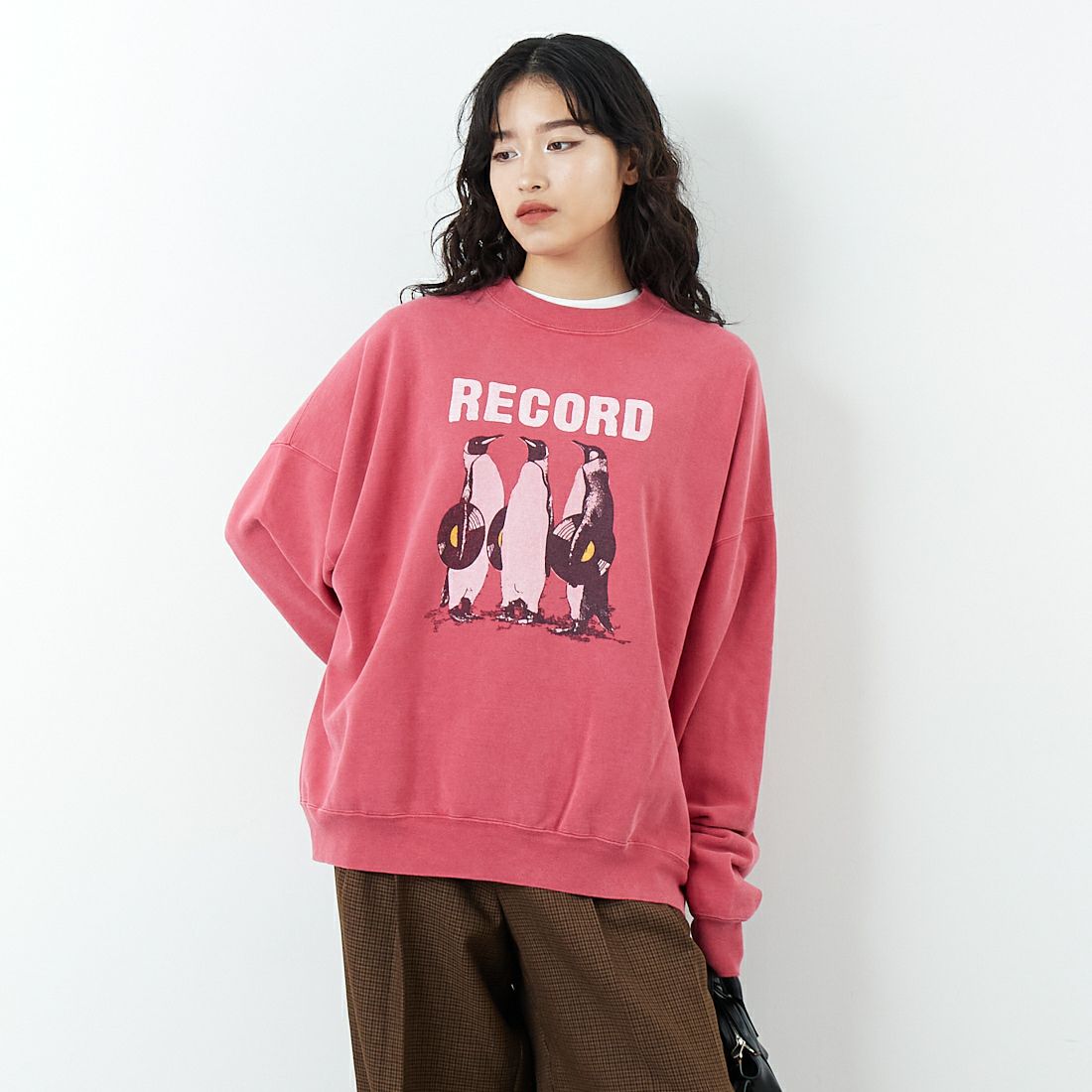 REMI RELIEF [レミレリーフ] 別注 SP加工 ダメージクルーネックスウェット [RN29373275-JF] RED &&モデル身長：162cm 着用サイズ：M&&