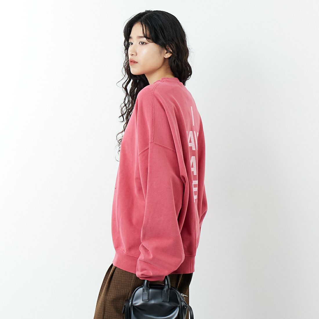 REMI RELIEF [レミレリーフ] 別注 SP加工 ダメージクルーネックスウェット [RN29373275-JF] RED &&モデル身長：162cm 着用サイズ：M&&