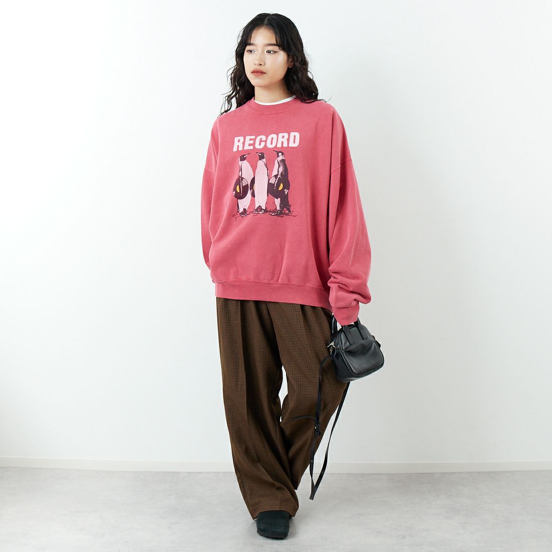 REMI RELIEF [レミレリーフ] 別注 SP加工 ダメージクルーネックスウェット [RN29373275-JF] RED &&モデル身長：162cm 着用サイズ：M&&