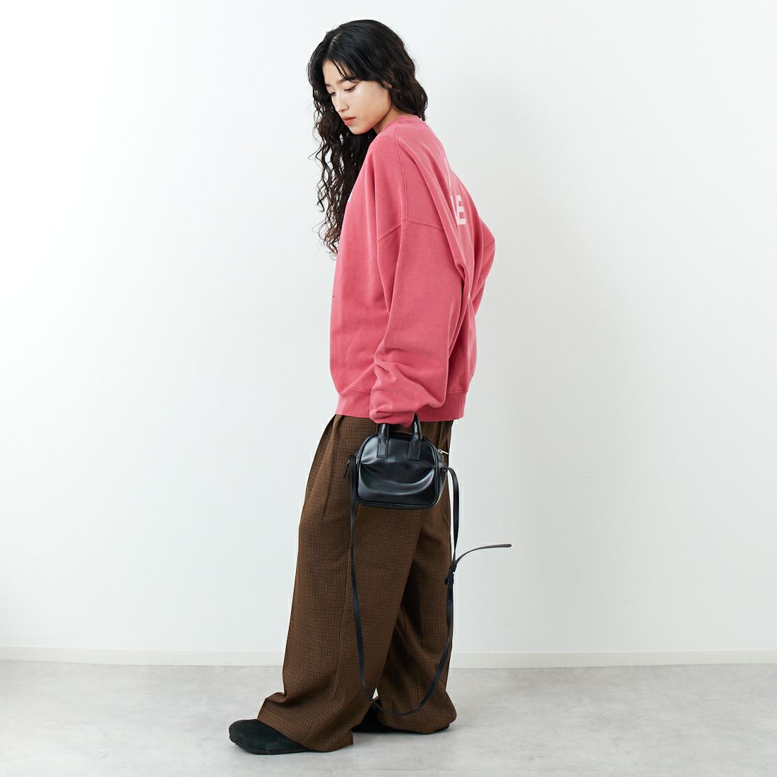 REMI RELIEF [レミレリーフ] 別注 SP加工 ダメージクルーネックスウェット [RN29373275-JF] RED &&モデル身長：162cm 着用サイズ：M&&