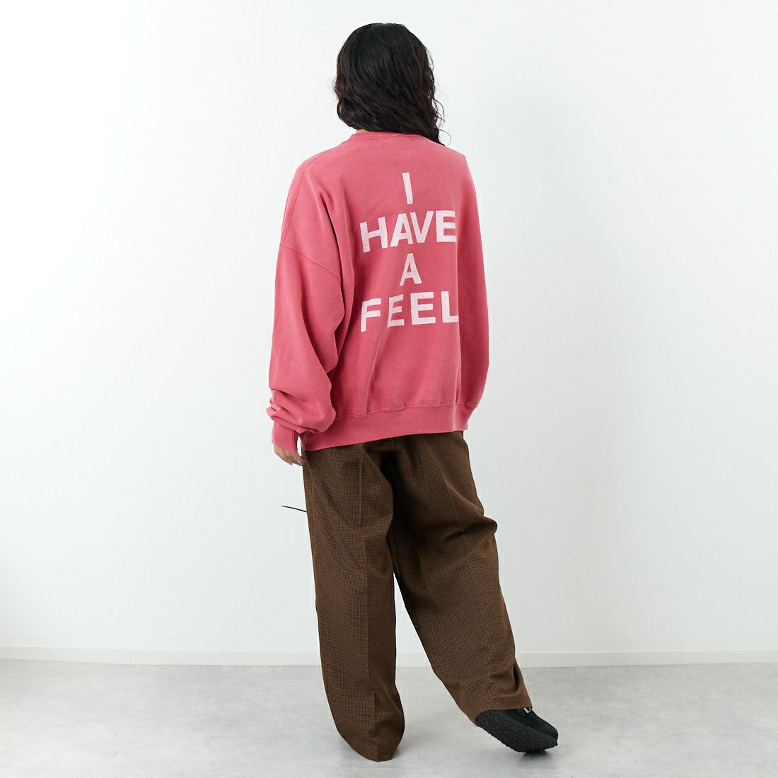 REMI RELIEF [レミレリーフ] 別注 SP加工 ダメージクルーネックスウェット [RN29373275-JF] RED &&モデル身長：162cm 着用サイズ：M&&